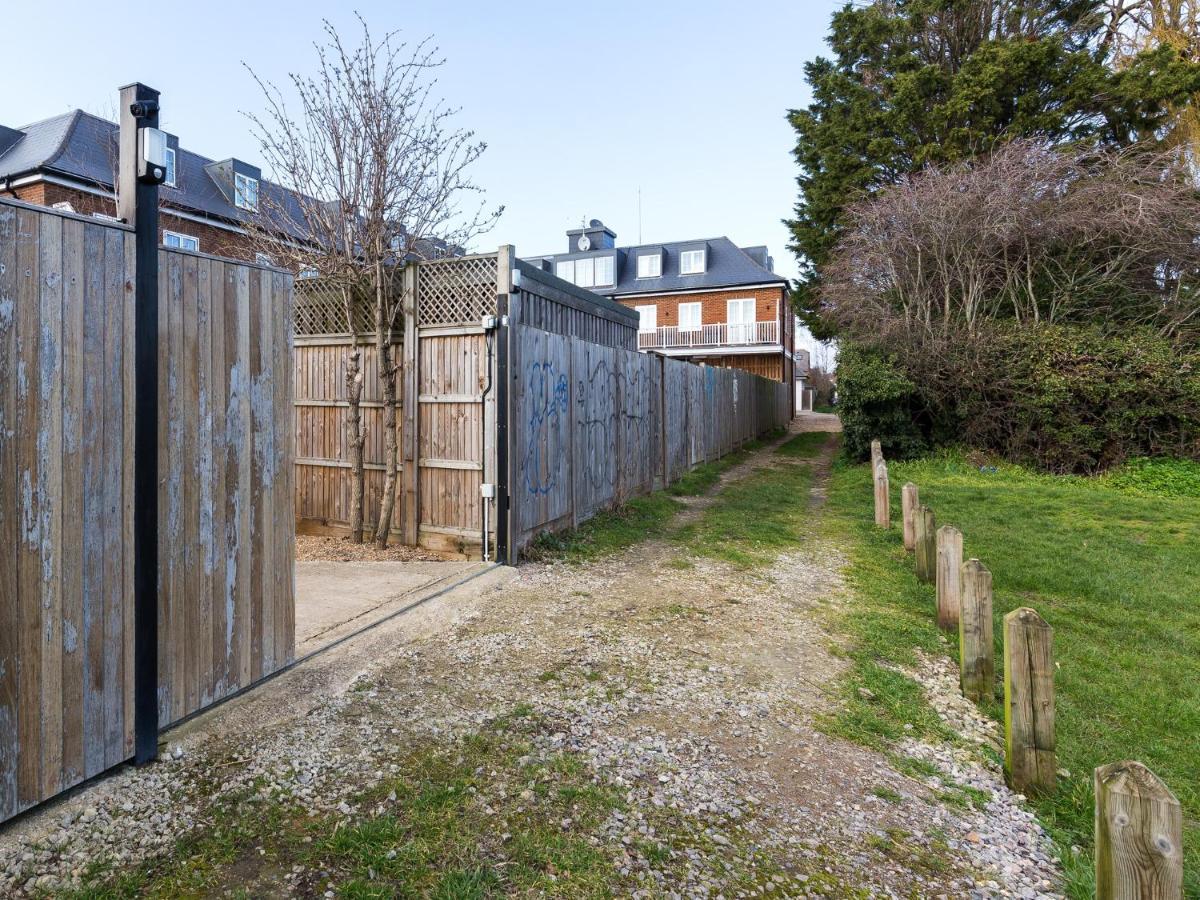 Pass The Keys Whitstable Shepherds Hut Minutes From The Harbour 외부 사진